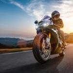 Kožené moto oblečenie je trendy, ale nie príliš pohodlné