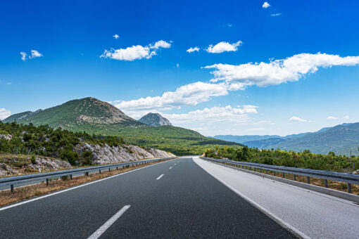 Osobné auto na spoplatnenej slovenskej diaľnici s elektronickou diaľničnou známkou.